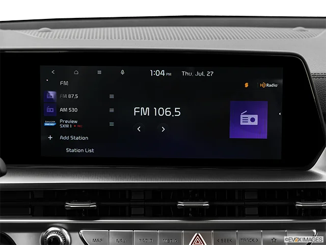 2025 Kia Telluride | Closeup of radio head unit