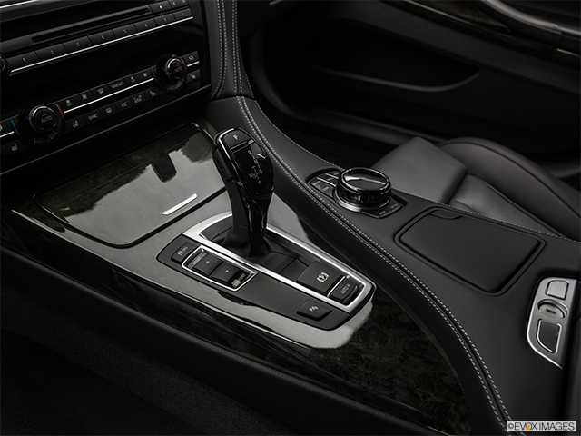 2018 BMW M6 Coupe | Gear shifter/center console