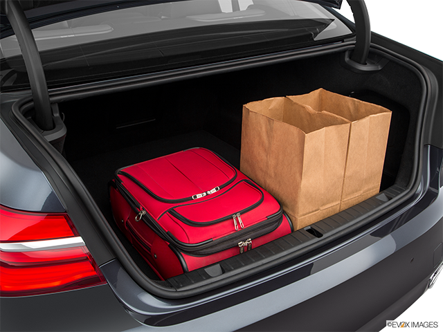 2018 BMW 7 Series | Trunk props