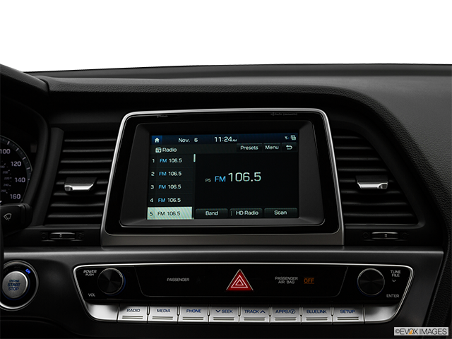 2018 Hyundai Sonata | Closeup of radio head unit