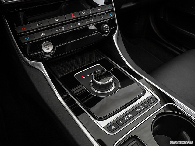 2018 Jaguar XE | Gear shifter/center console