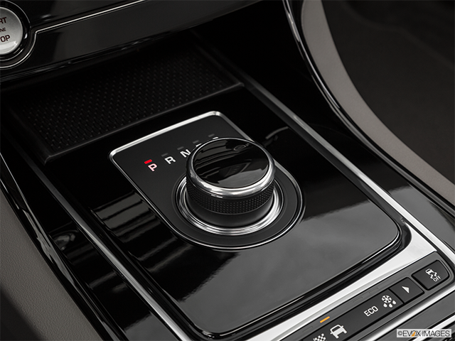 2018 Jaguar XE | Gear shifter/center console
