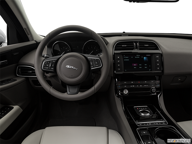 2018 Jaguar XE | Steering wheel/Center Console