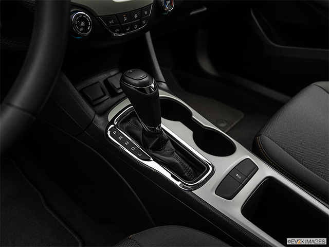 2017 Chevrolet Cruze | Gear shifter/center console