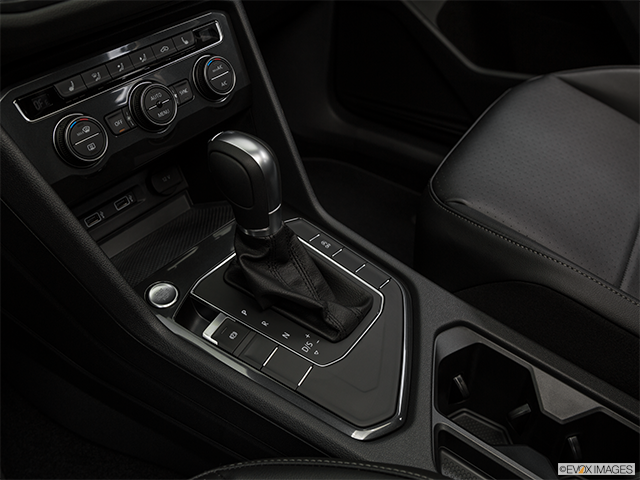 2018 Volkswagen Tiguan | Gear shifter/center console