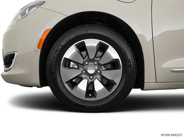 2017 Chrysler Pacifica Hybrid | Front Drivers side wheel at profile