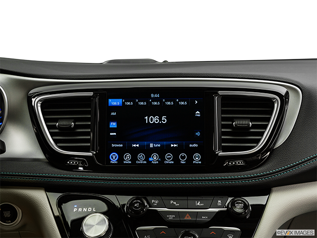 2017 Chrysler Pacifica Hybrid | Closeup of radio head unit