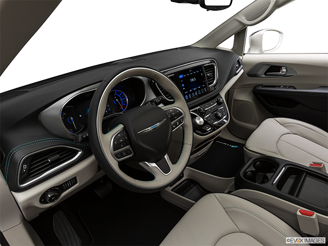 2017 Chrysler Pacifica Hybrid | Interior Hero (driver’s side)