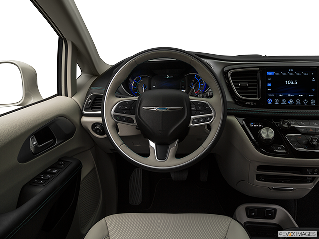 2017 Chrysler Pacifica Hybrid | Steering wheel/Center Console