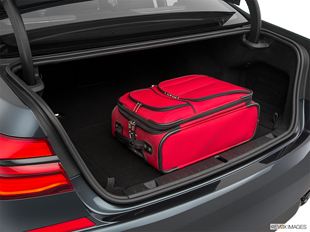 2018 BMW 7 Series | Trunk props
