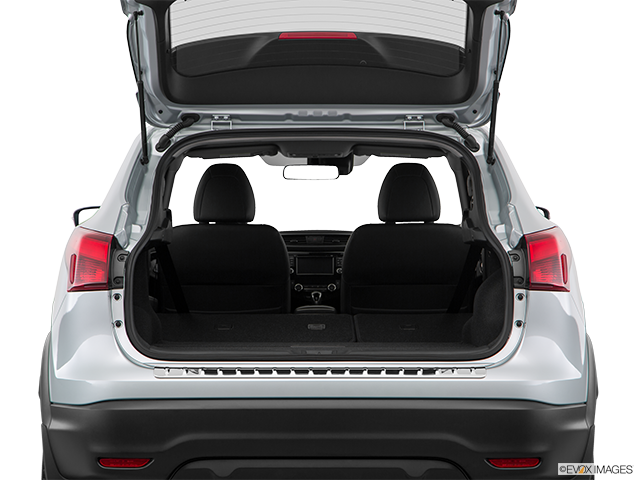 2017 Nissan Qashqai | Hatchback & SUV rear angle