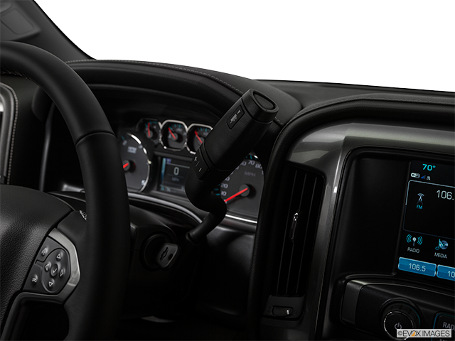 2018 Chevrolet Silverado 3500HD | Gear shifter/center console