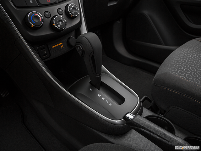 2018 Chevrolet Trax | Gear shifter/center console