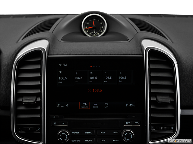 2018 Porsche Cayenne | Closeup of radio head unit