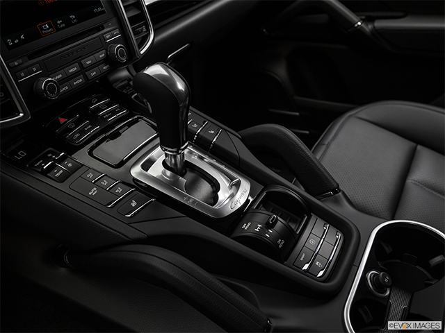 2018 Porsche Cayenne | Gear shifter/center console