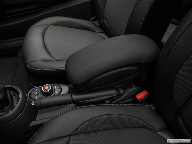 2018 MINI Cooper | Front center console with closed lid, from driver’s side looking down