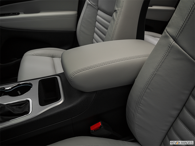 2018 Jeep Grand Cherokee | Front center console with closed lid, from driver’s side looking down