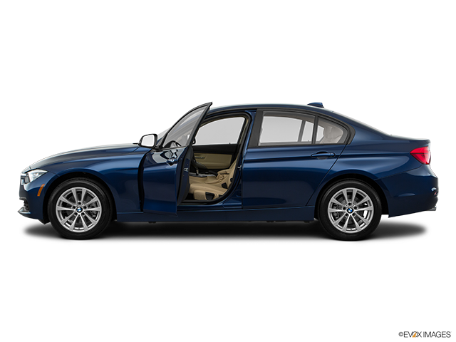 2018 BMW Série 3 | Driver's side profile with drivers side door open