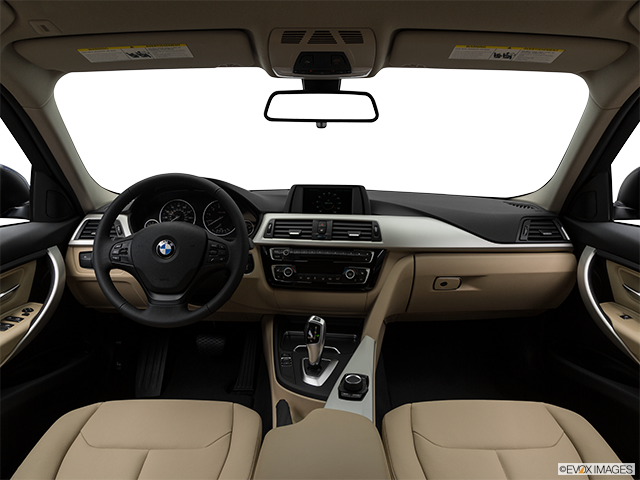 2018 BMW 3 Series | Centered wide dash shot