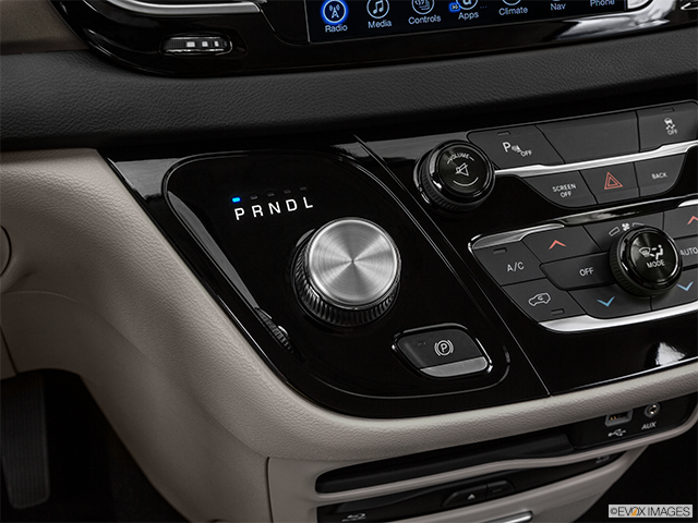 2018 Chrysler Pacifica | Gear shifter/center console