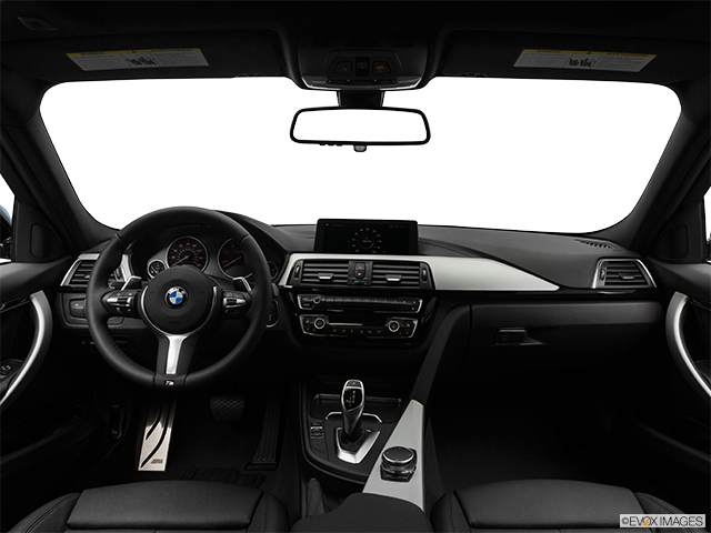 2018 BMW Série 3 | Centered wide dash shot