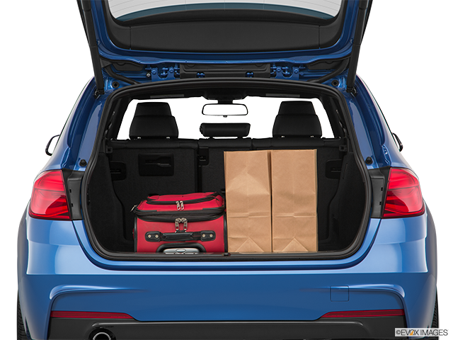 2018 BMW 3 Series | Trunk props