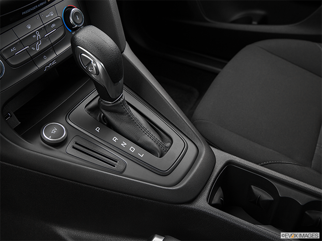 2018 Ford Focus | Gear shifter/center console