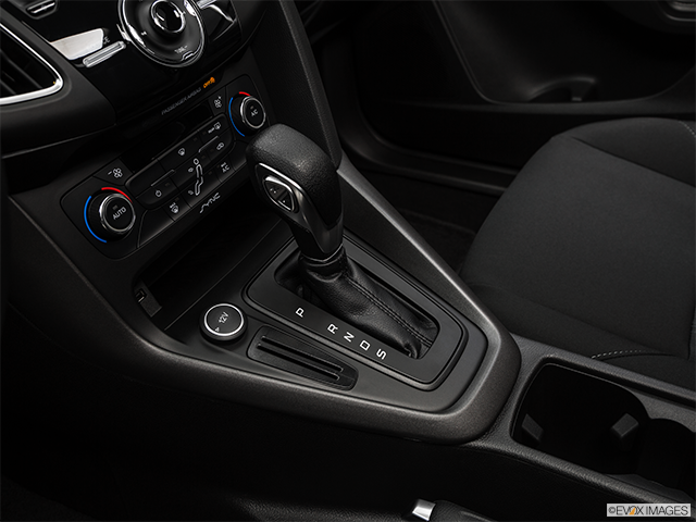 2018 Ford Focus | Gear shifter/center console