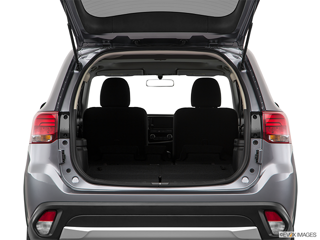 2018 Mitsubishi Outlander | Hatchback & SUV rear angle