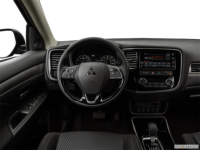 2018 Mitsubishi Outlander | Steering wheel/Center Console