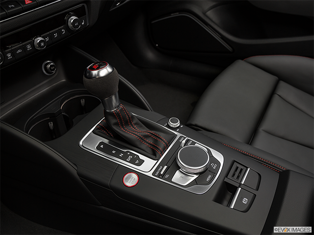 2018 Audi RS3 | Gear shifter/center console