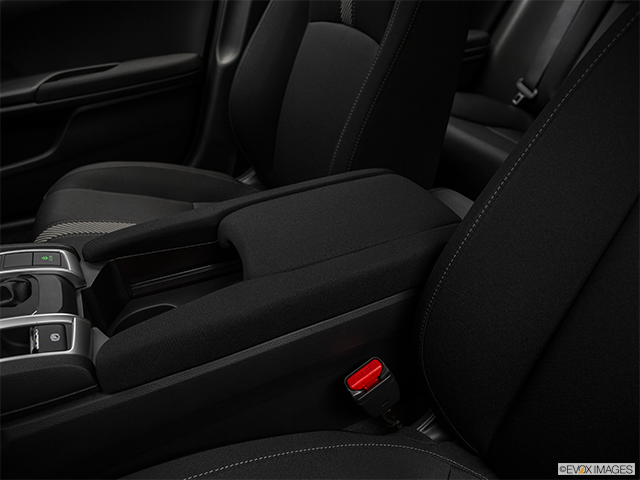 2018 Honda Civic Berline | Front center console with closed lid, from driver’s side looking down