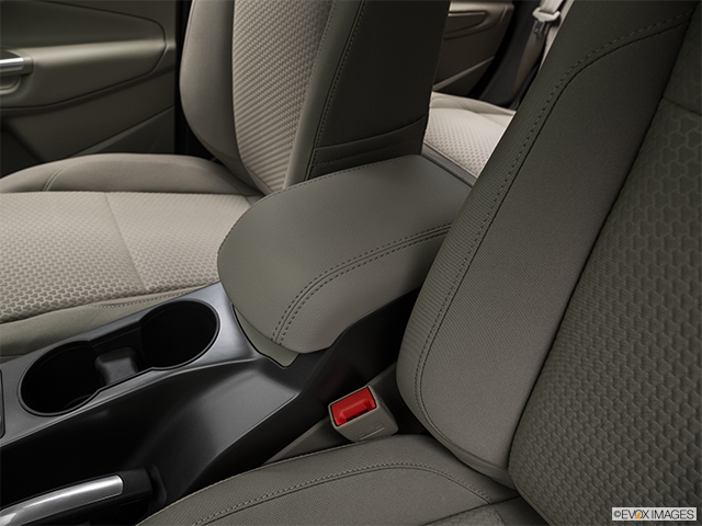 2018 Ford C-Max | Front center console with closed lid, from driver’s side looking down