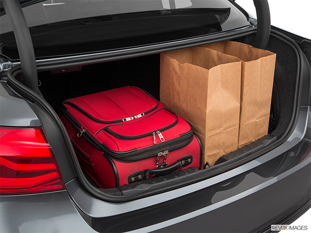 2018 BMW 3 Series | Trunk props
