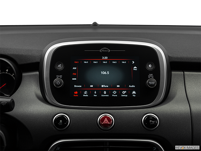2018 Fiat 500X | Closeup of radio head unit