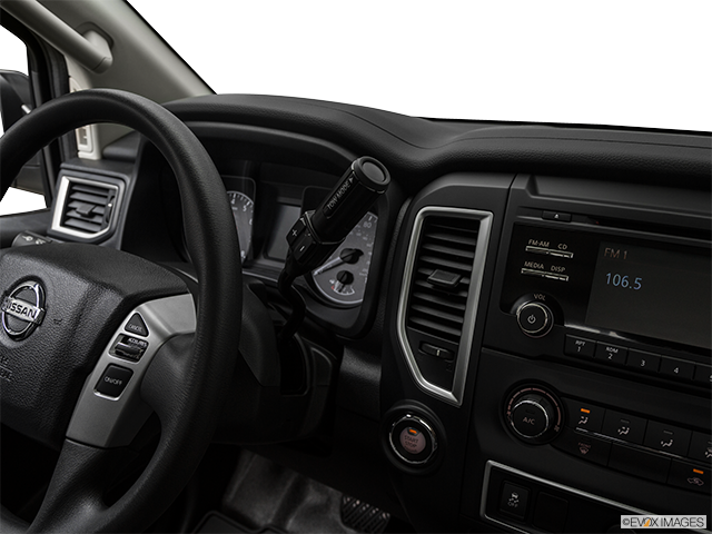 2018 Nissan Titan | Gear shifter/center console