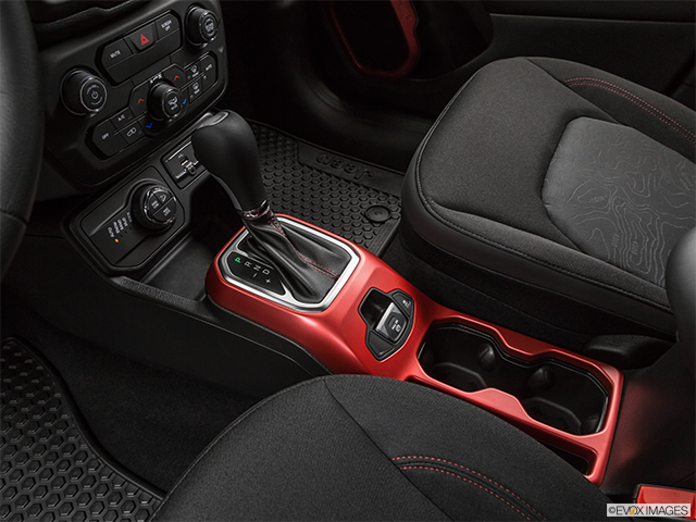 2018 Jeep Renegade | Gear shifter/center console