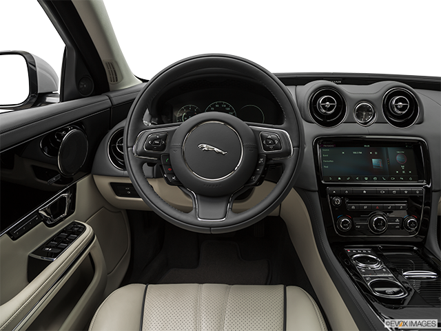 2018 Jaguar XJ | Steering wheel/Center Console