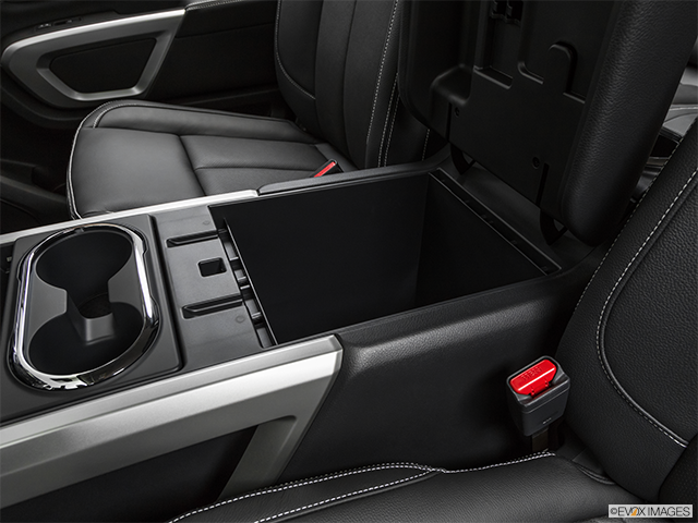 2018 Nissan Titan XD | Front center divider
