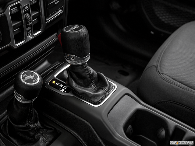 2018 Jeep All-New Wrangler Unlimited | Gear shifter/center console