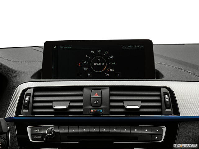 2018 BMW Série 2 | Closeup of radio head unit