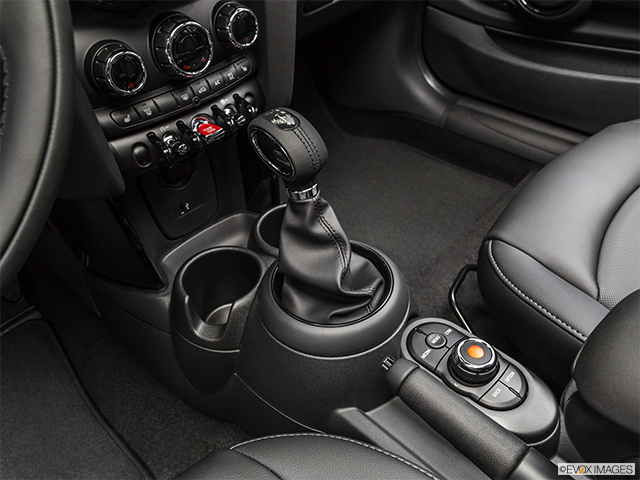 2019 MINI Cooper | Gear shifter/center console