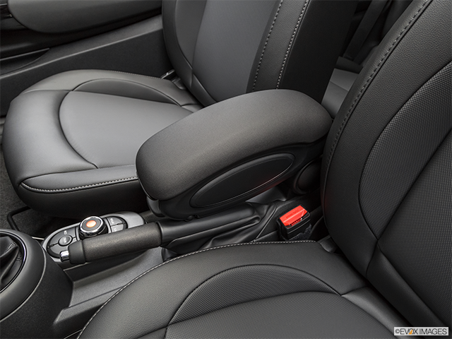 2019 MINI Cooper | Front center console with closed lid, from driver’s side looking down