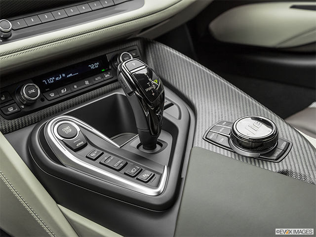 2019 BMW i8 | Gear shifter/center console