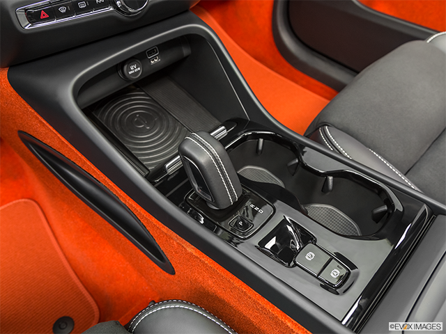 2019 Volvo XC40 | Gear shifter/center console