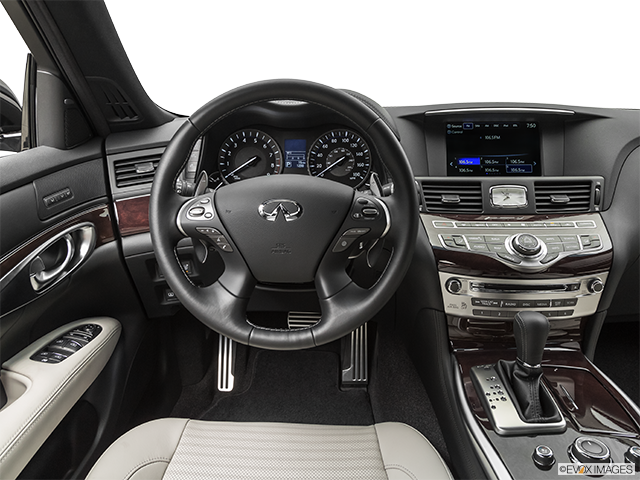 2019 Infiniti Q70 | Steering wheel/Center Console