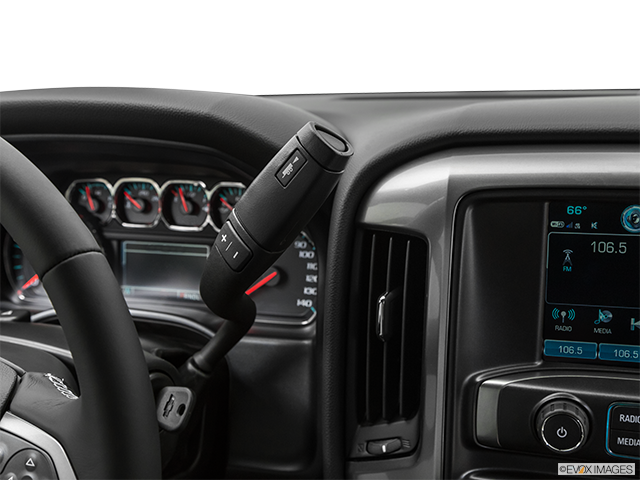 2019 Chevrolet Silverado 2500HD | Gear shifter/center console