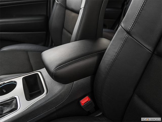2019 Jeep Grand Cherokee | Front center console with closed lid, from driver’s side looking down
