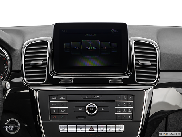 2019 Mercedes-Benz GLE | Closeup of radio head unit