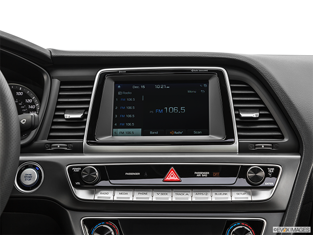 2019 Hyundai Sonata | Closeup of radio head unit